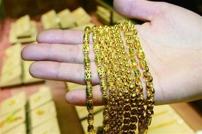 周大生摻假事件曝光引爭議，青島門店未下架產品引消費者維權